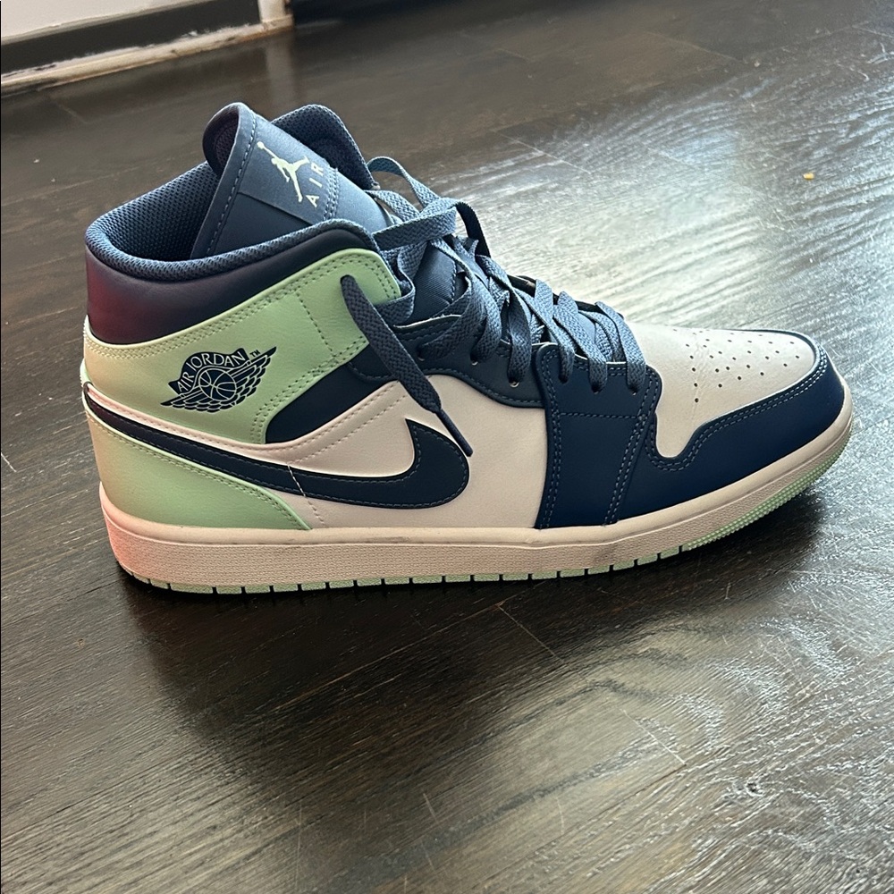 Nike Air Jordan 1 Mid - Picture 2 of 8